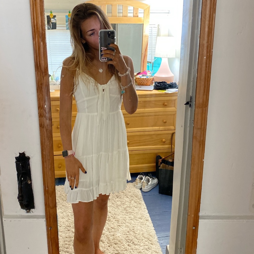 WHITE SUMMER DRESS WITH TIE // SIZE SMALL